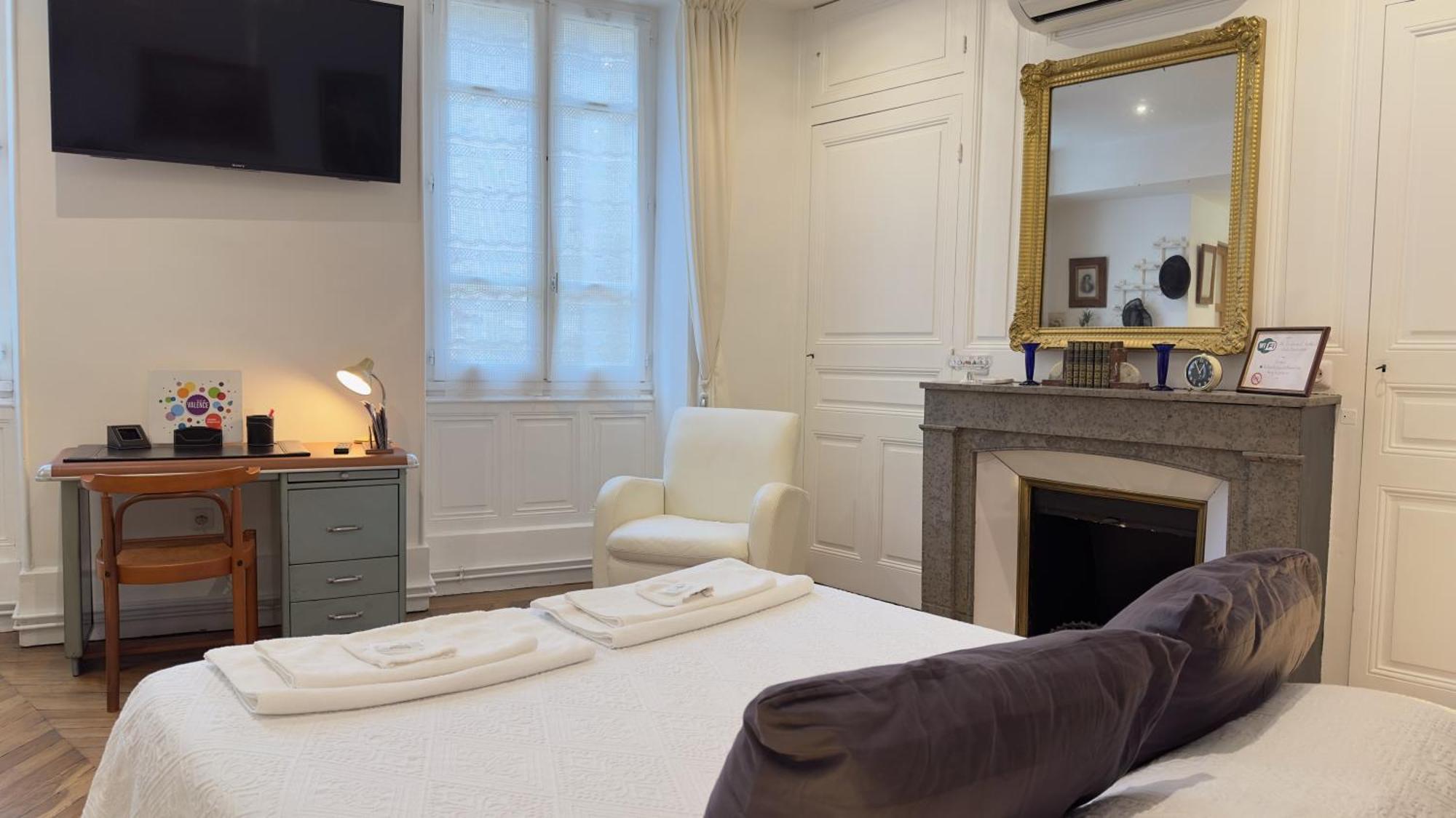 Chambre De Charme Au Coeur Du Vieux Valence - Confort & Calme ภายนอก รูปภาพ